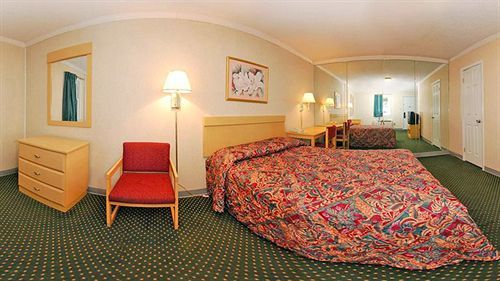 Rodeway Inn Woodbridge Exteriér fotografie
